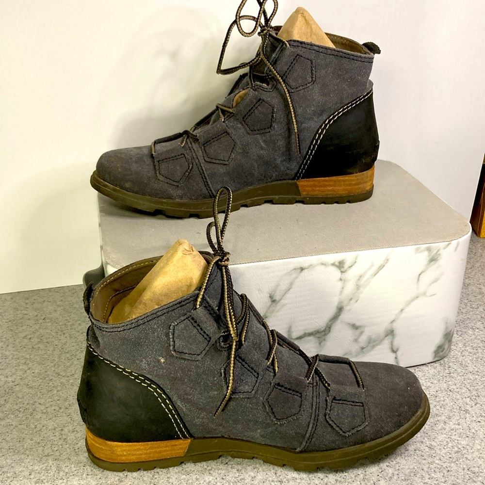 Size 7 Sorel dress boots. Gray duck denim. Super cute! B14